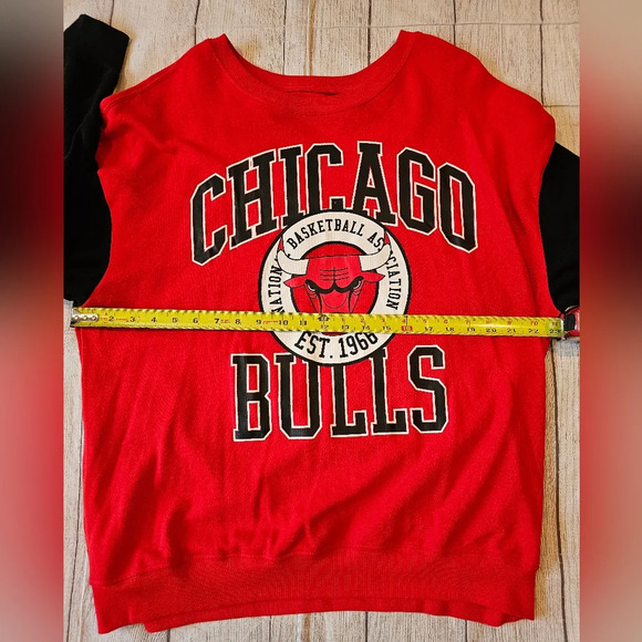 NBA Women's Size XXL Chicago Bulls Logo Sweatshirt Red Black Soft Long Crewneck - Picture 7 of 8